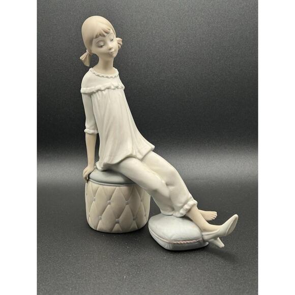 Vintage Llardo Girl Sitting On Ottoman With Shoe--  7.5'' H Figurine 1970’s - Picture 1 of 7